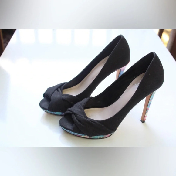Vince Camuto peep toe pumps - Picture 11 of 11